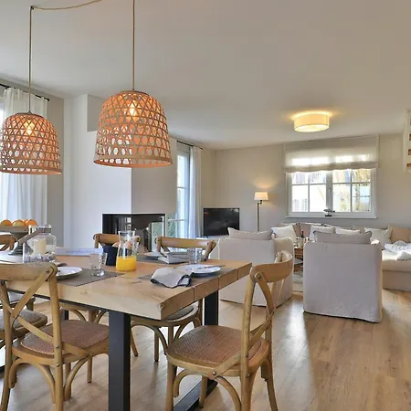 Ferienhaus Thatched Coastal Gem With Sauna & Fireplace