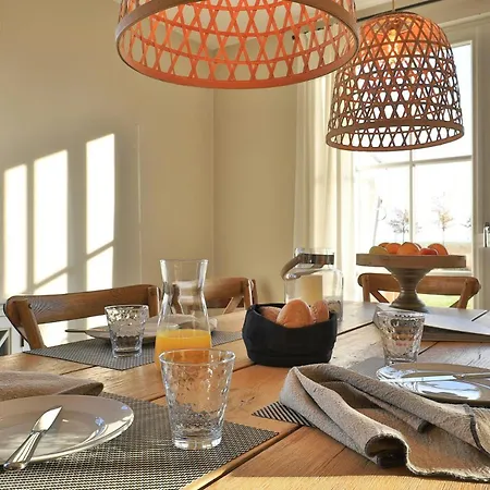 Ferienhaus Thatched Coastal Gem With Sauna & Fireplace