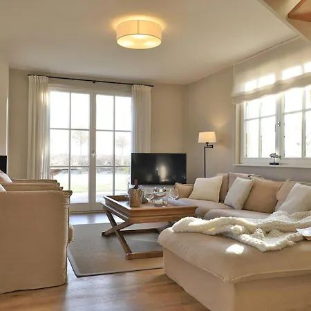 Ferienhaus Thatched Coastal Gem With Sauna & Fireplace *