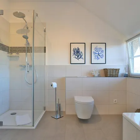 Ferienhaus Thatched Coastal Gem With Sauna & Fireplace Groß Schwansee