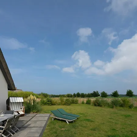 Thatched Coastal Gem With Sauna & Fireplace Ferienhaus *